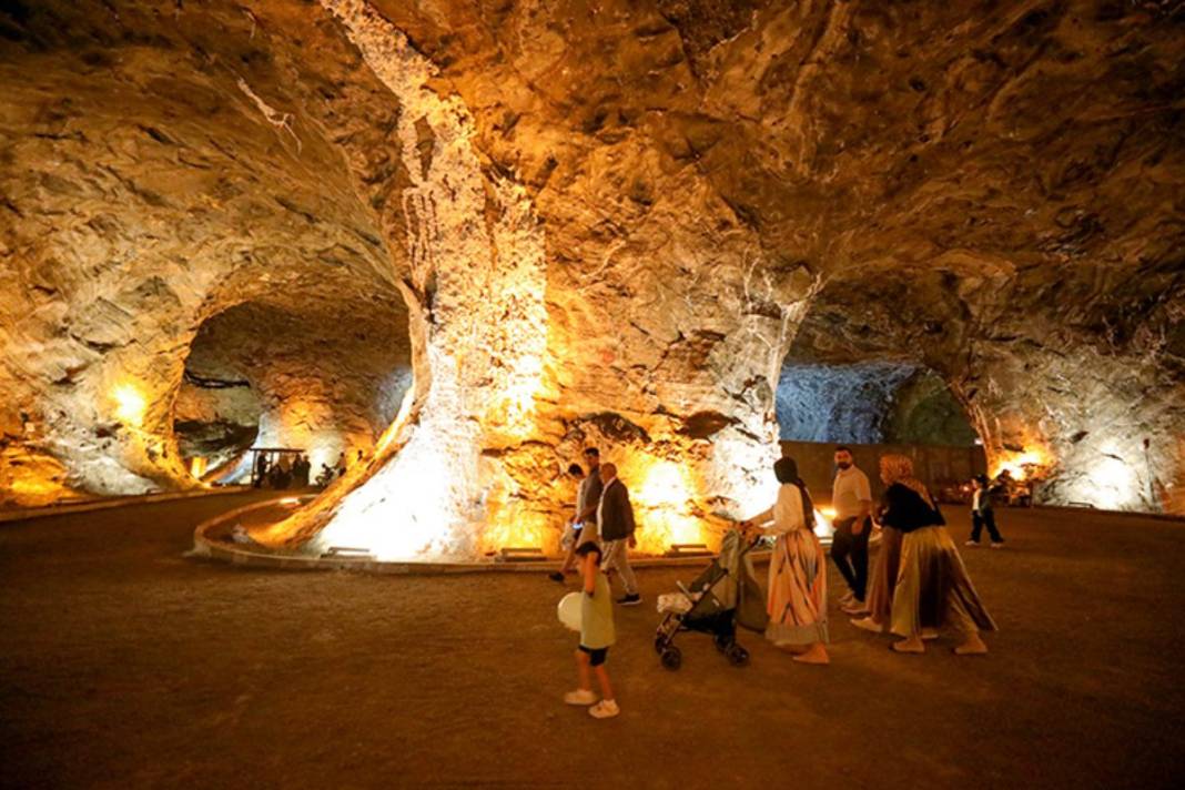 Serinlemek isteyen oraya koşuyor! Yurt içi ve yurt dışından on binlerce ziyaretçi akın ediyor: Yaz kış 12 derece 1